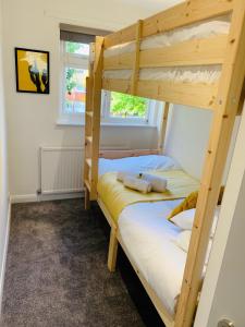 En eller flere senge i et værelse på Spacious House, Free Parking & Patio Garden