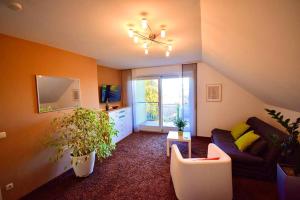 a living room with a couch and a window at Ferienwohnung INGRID in Markt Erlbach