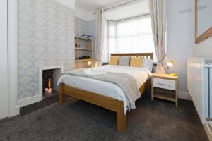 1 dormitorio con 1 cama grande y chimenea en Northwood Park East en Stoke on Trent