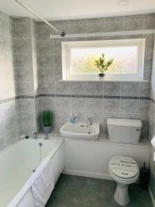 Bathroom sa Spacious House, Free Parking & Patio Garden