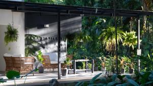 Um jardim no exterior de Hotel Nya