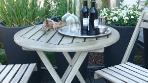a table with bottles of wine on top of it at K82 BNB & Hotel in Kirchentellinsfurt
