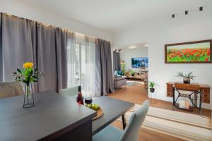 Ein Sitzbereich in der Unterkunft Villa Biston
