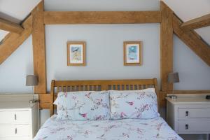 um quarto com uma cama e uma cabeceira em madeira em Finest Retreats - 1 Bed Llangollen Cottage - Sleeps 2 em Llangollen