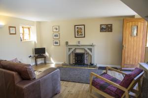 ein Wohnzimmer mit einem Sofa und einem Kamin in der Unterkunft Finest Retreats - 1 Bed Llangollen Cottage - Sleeps 2 in Llangollen