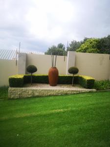 Vrt ispred objekta Bristow Luxury Suites With Back Up Power and Free Wi-Fi