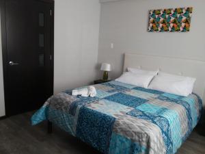 una camera da letto con un letto con due peluche sopra di Illari Hotel a Riobamba