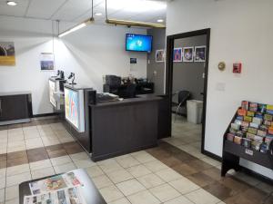 TV a/nebo společenská místnost v ubytování Motel 6-Lawrenceville, NJ