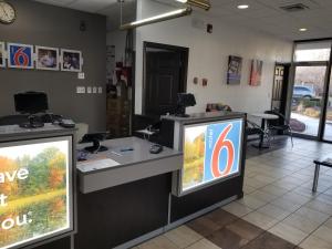 TV a/nebo společenská místnost v ubytování Motel 6-Lawrenceville, NJ