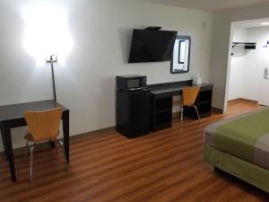 TV a/nebo společenská místnost v ubytování Motel 6-Lawrenceville, NJ