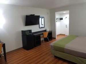 TV a/nebo společenská místnost v ubytování Motel 6-Lawrenceville, NJ