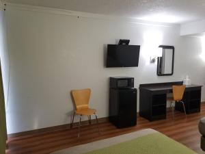 TV a/nebo společenská místnost v ubytování Motel 6-Lawrenceville, NJ