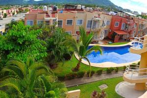 an aerial view of a apartment complex with a swimming pool at Ixtapa al mejor precio, "Casa las Conchas" in Zihuatanejo