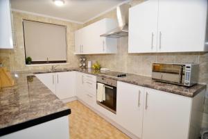 Kuchyň nebo kuchyňský kout v ubytování London Luxurious Sweet Home