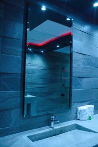 uma casa de banho com um lavatório e um espelho grande em Motel Boutique Xpress em Ensenada