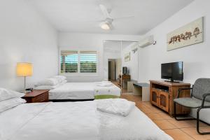 Ένα ή περισσότερα κρεβάτια σε δωμάτιο στο Cairns Reef Apartments & Motel +47 φωτογραφίες