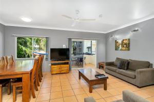 Χώρος καθιστικού στο Cairns Reef Apartments & Motel