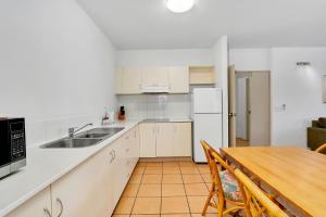 Köök või kööginurk majutusasutuses Cairns Reef Apartments & Motel