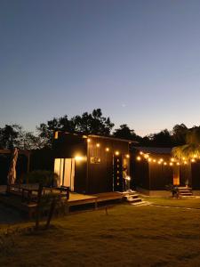 ein kleines Gebäude mit Lichtern in der Nacht in der Unterkunft Le Lodge Mimitsu in Hyuga