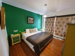 Dormitorio verde con cama y pared verde en Residencia Polanco, en Ciudad de México