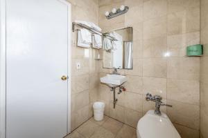 un bagno con un water e un lavandino di Ocean Beach Hotel a Miami Beach Altre 32 foto