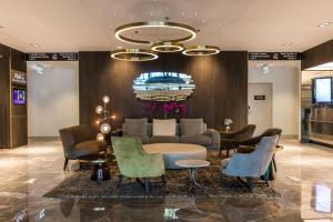 eine Lobby mit einer Couch, Stühlen und einem Tisch in der Unterkunft The Branksome Hotel & Residences in Sydney