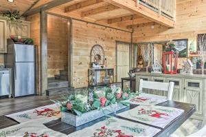 Smoky Mtn Hideaway with Hot Tub, Deck and Gorgeous View