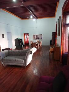 a large living room with a couch and wooden floors at Suite Valentina in Puebla