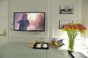 TV a/nebo společenská místnost v ubytování Hanoi HM Boutique Hotel