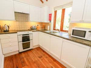 A kitchen or kitchenette at Manor Lodge