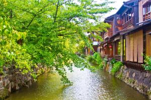 京都市にあるTHE GATE HOTEL京都高瀬川 by HULICの建物や木々が並ぶ都市の川 +37枚の写真