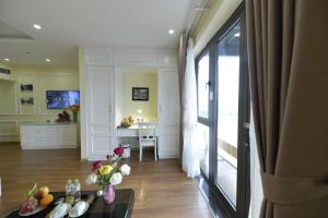 TV a/nebo společenská místnost v ubytování Hanoi HM Boutique Hotel