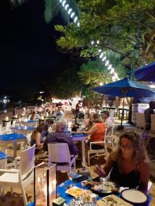 Restoran ili drugo mesto za obedovanje u objektu East Beach Surf Resort