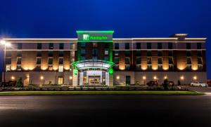 レキシントンにあるHoliday Inn Lexington - Hamburg, an IHG Hotelの表面に緑の看板が出ているホテル