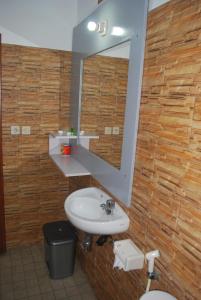 a bathroom with a sink and a mirror at Gili Smile Bungalow in Gili Trawangan