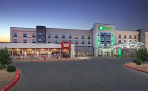 Holiday Inn Lubbock South, an IHG Hotel في لوبوك: مبنى كبير وامامه موقف سيارات