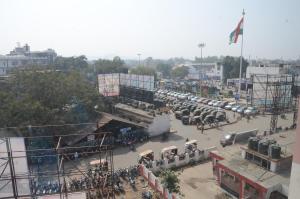 een groep auto's geparkeerd op een parkeerplaats bij Namastay Welcome Home -Gaya in Gaya