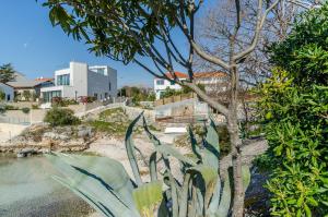 - Vistas a una casa y a un árbol en Apartment Sea shell, en Rogoznica