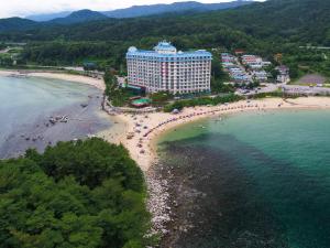 una vista aerea di un hotel su una spiaggia di Kumgangsan Condo Sokcho a Goseong