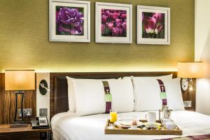 A bed or beds in a room at Holiday Inn London Watford Junction, an IHG Hotel 