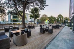 A restaurant or other place to eat at Holiday Inn London Watford Junction, an IHG Hotel