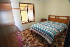 Ένα ή περισσότερα κρεβάτια σε δωμάτιο στο Smoky Bay Holiday Home