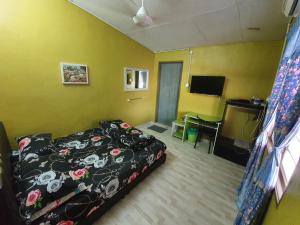 TV a/nebo společenská místnost v ubytování Ikhlas Roomstay