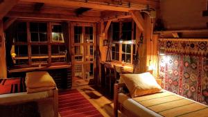 Zimmer mit 2 Betten in einem Zimmer mit Fenstern in der Unterkunft Base Camp - Urban Guerrilla in Negotin