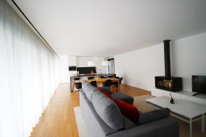 ein Wohnzimmer mit Sofa und Tisch in der Unterkunft Dantas Village in Moure