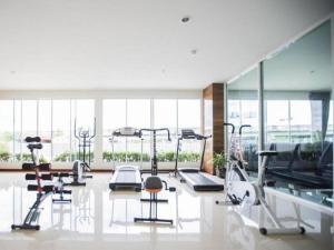 un gimnasio con varias cintas de correr y máquinas elípticas en Bay Hotel Srinakarin en Bangna