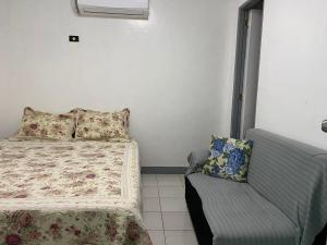 Un pat sau paturi într-o cameră la Sn David Apartelle