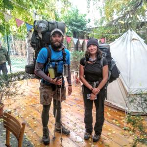 een man en een vrouw die voor een tent staan bij Base Camp - Urban Guerrilla in Negotin