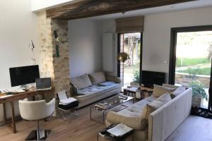 un salon avec un canapé et une table dans l'établissement Charmante maison rénovée en Pays de la Loire ., à Durtal