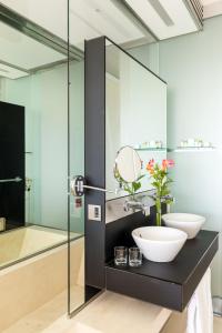een badkamer met een wastafel en een spiegel bij Parador de Cádiz in Cádiz